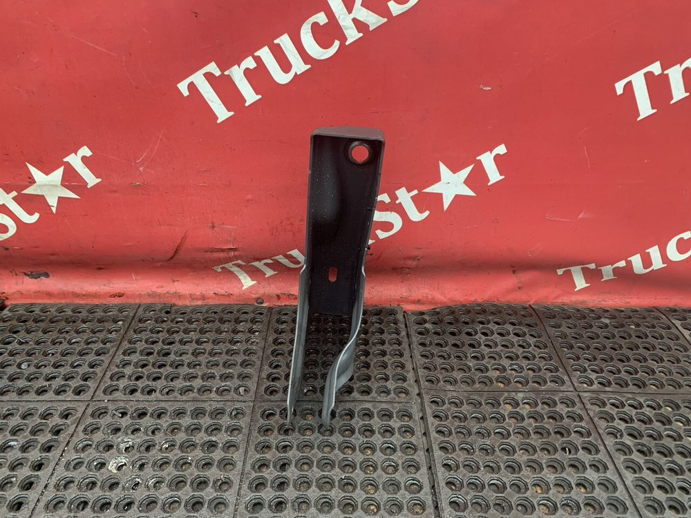 Кронштейн замка кабины левый 2017г