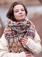 Теплый палантин с орнаментом