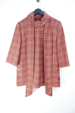 Костюм с юбкой интересный 48 размер