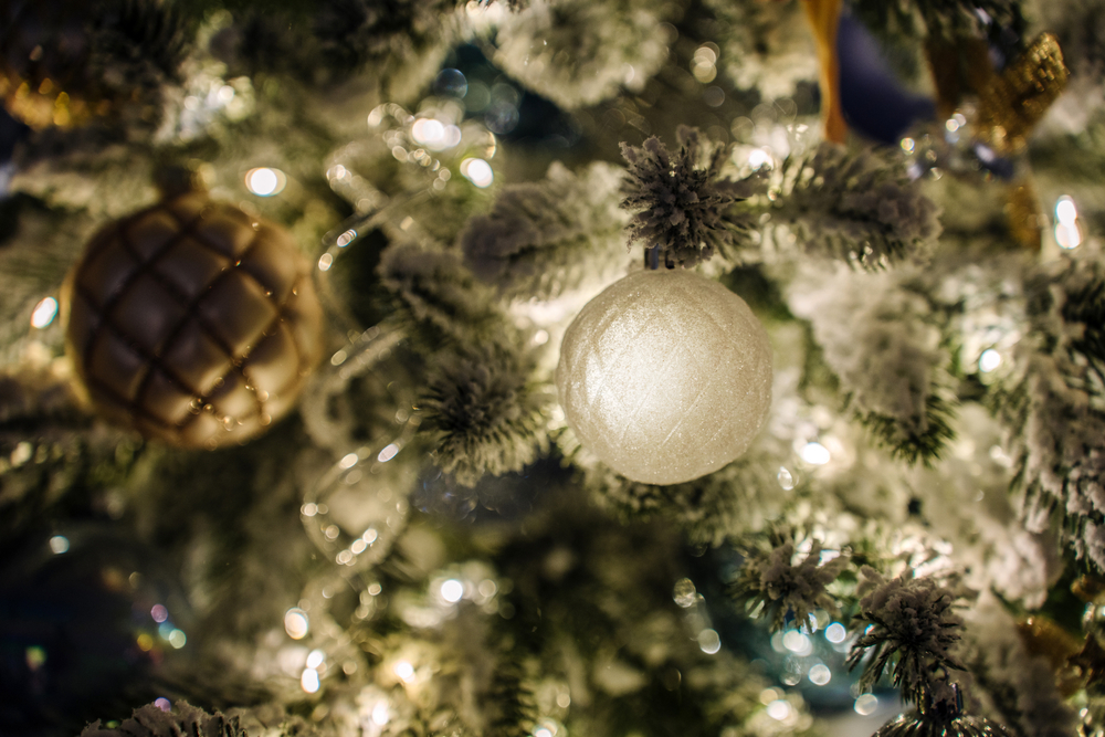 Дизайнерская заснеженная ель «Зимнее кружево»