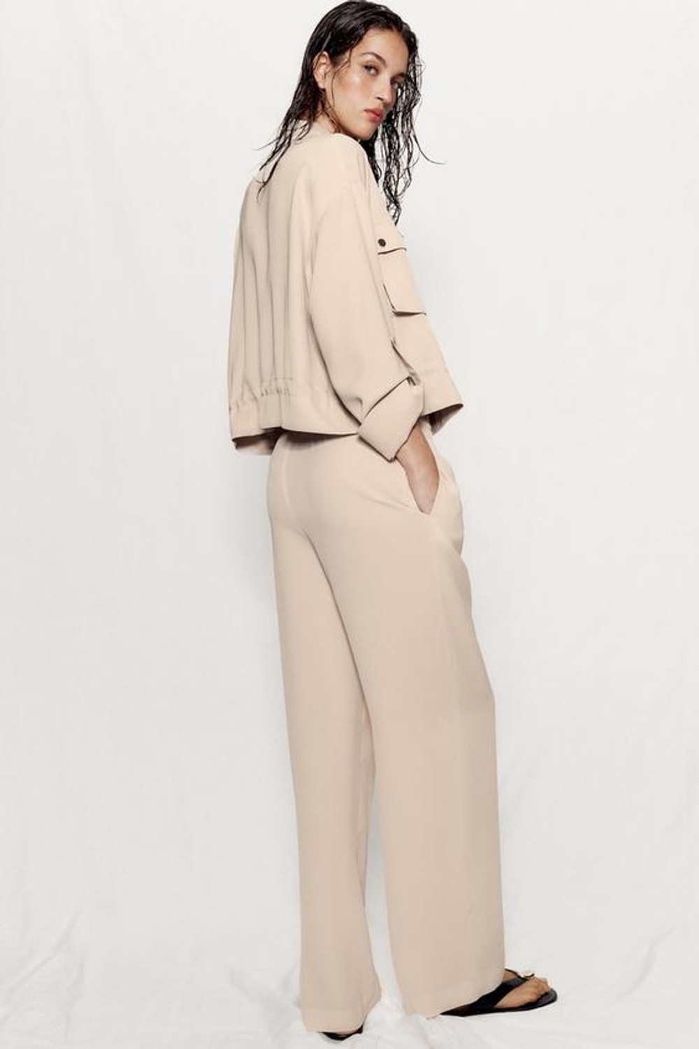 ZARA БРЮКИ ИЗ СТРУЯЩЕЙСЯ ТКАНИ С ЭЛАСТИЧНЫМ ПОЯСОМ, БЕЖЕВЫЙ