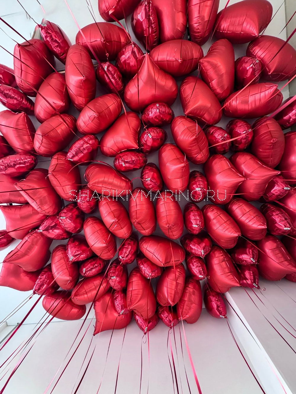 Красные фольгированные сердца на 14 февраля