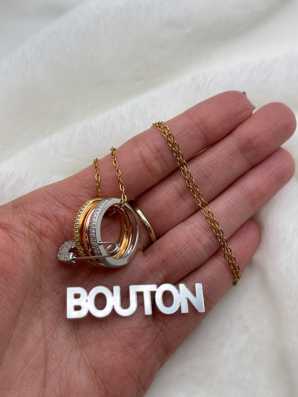 Колье золотистое с подвеской в виде трех колец с булавкой