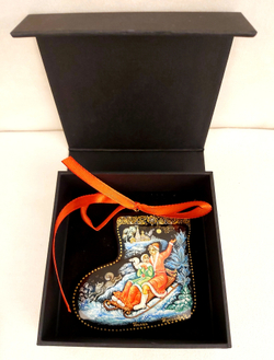 Ёлочная игрушка Валенок с росписью Палех "Катание на салазках"