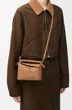 Loewe Мини-сумка Puzzle Edge из мягкой зернистой телячьей кожи, светло-коричневый