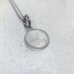 Серебряный кулон с гравировкой своего отпечатка на заказ