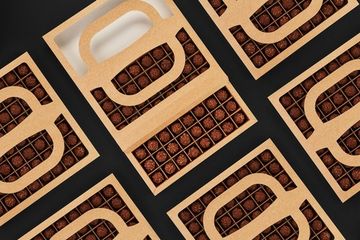 Упаковка с окном для 64 шоколадных конфет