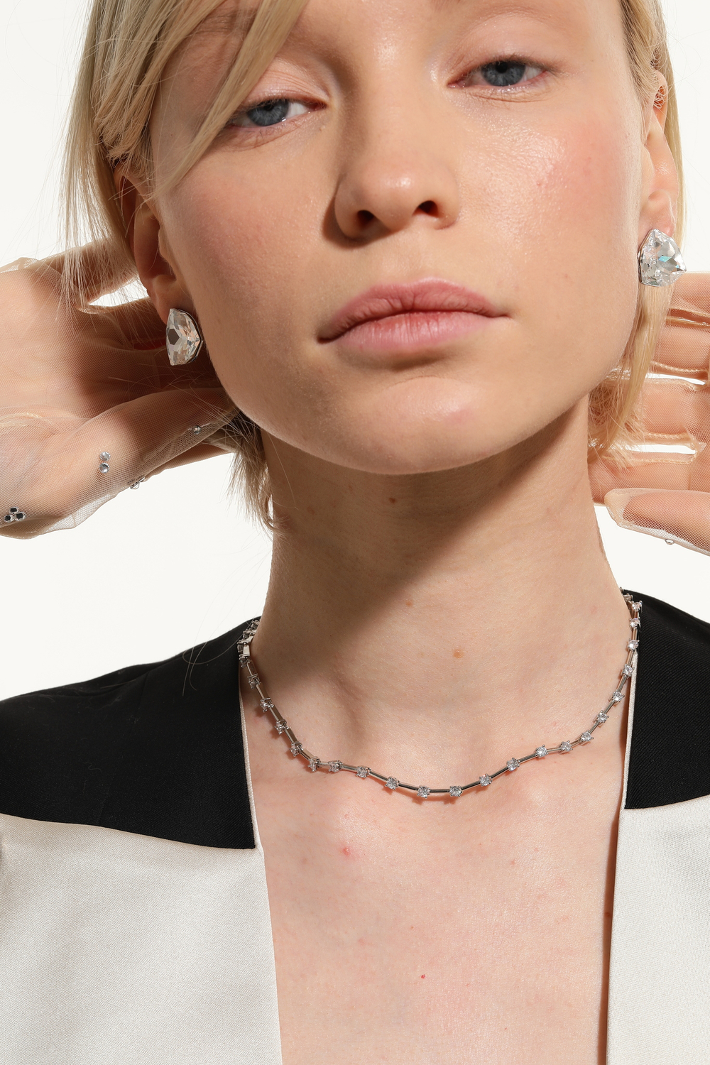 Колье металлические пластины и цирконии, серебро