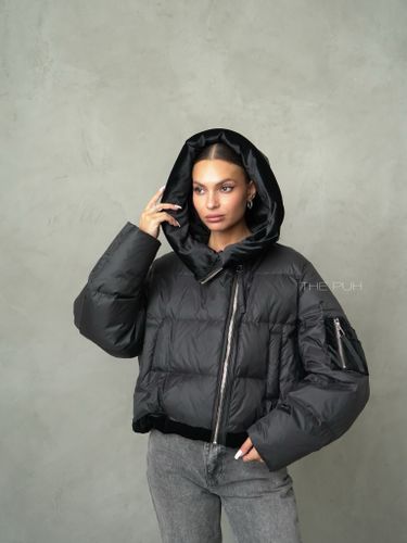 Черный пуховик с бархатными вставками