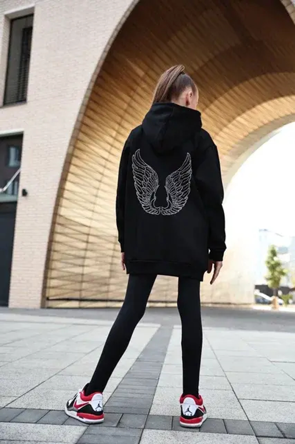Худи с крыльями стразы (черный)