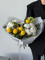 Букет из хризантемы, лизиантуса, хелеборуса и эвкалипта