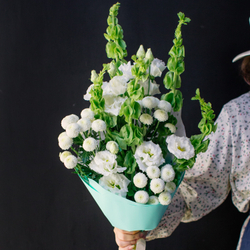 11. Стойкий букет в современном стиле с молюцеллой