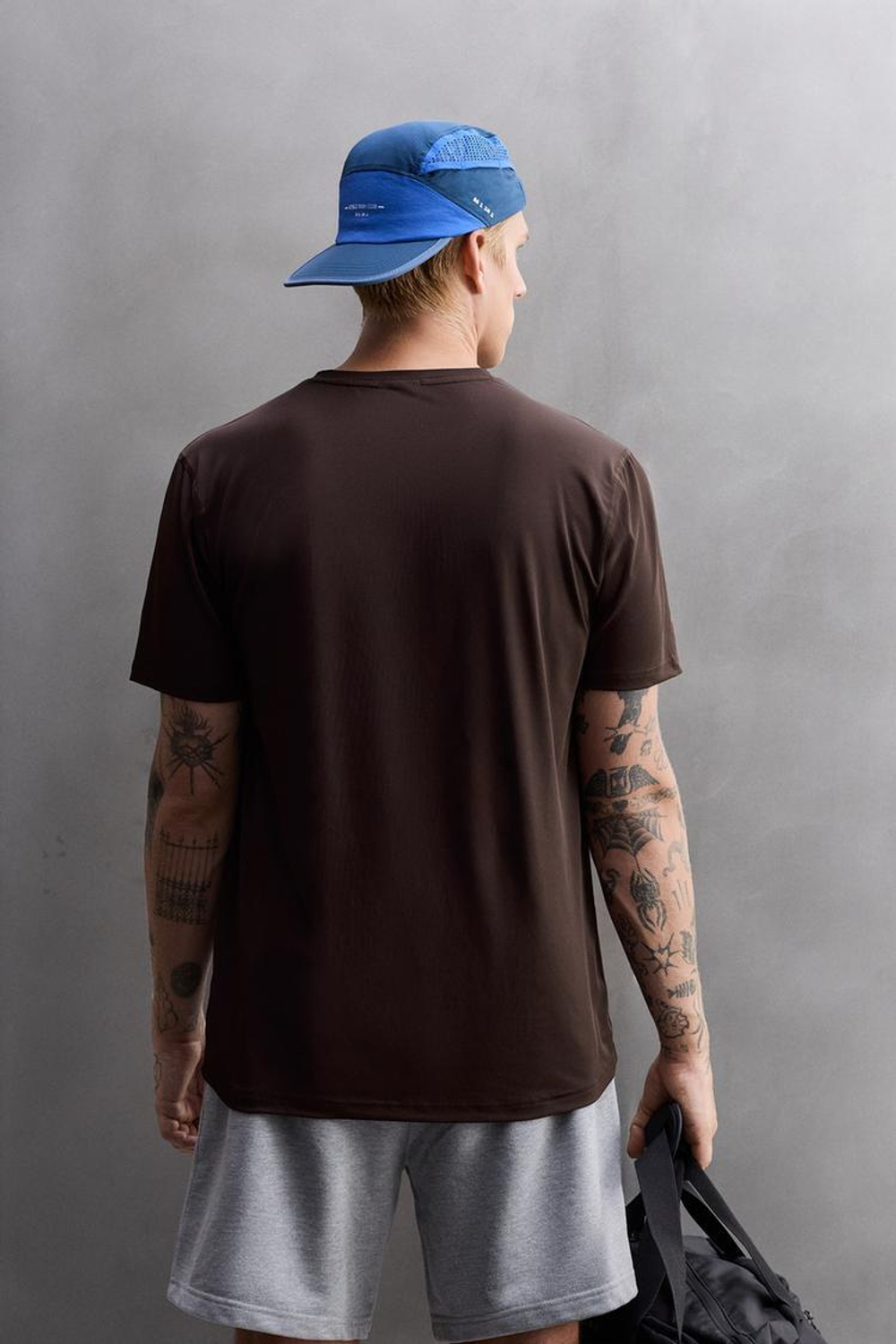 ZARA БАЗОВАЯ СПОРТИВНАЯ ФУТБОЛКА ИЗ ТЕХНИЧЕСКОЙ ТКАНИ, ТЕМНО-БОРДОВЫЙ