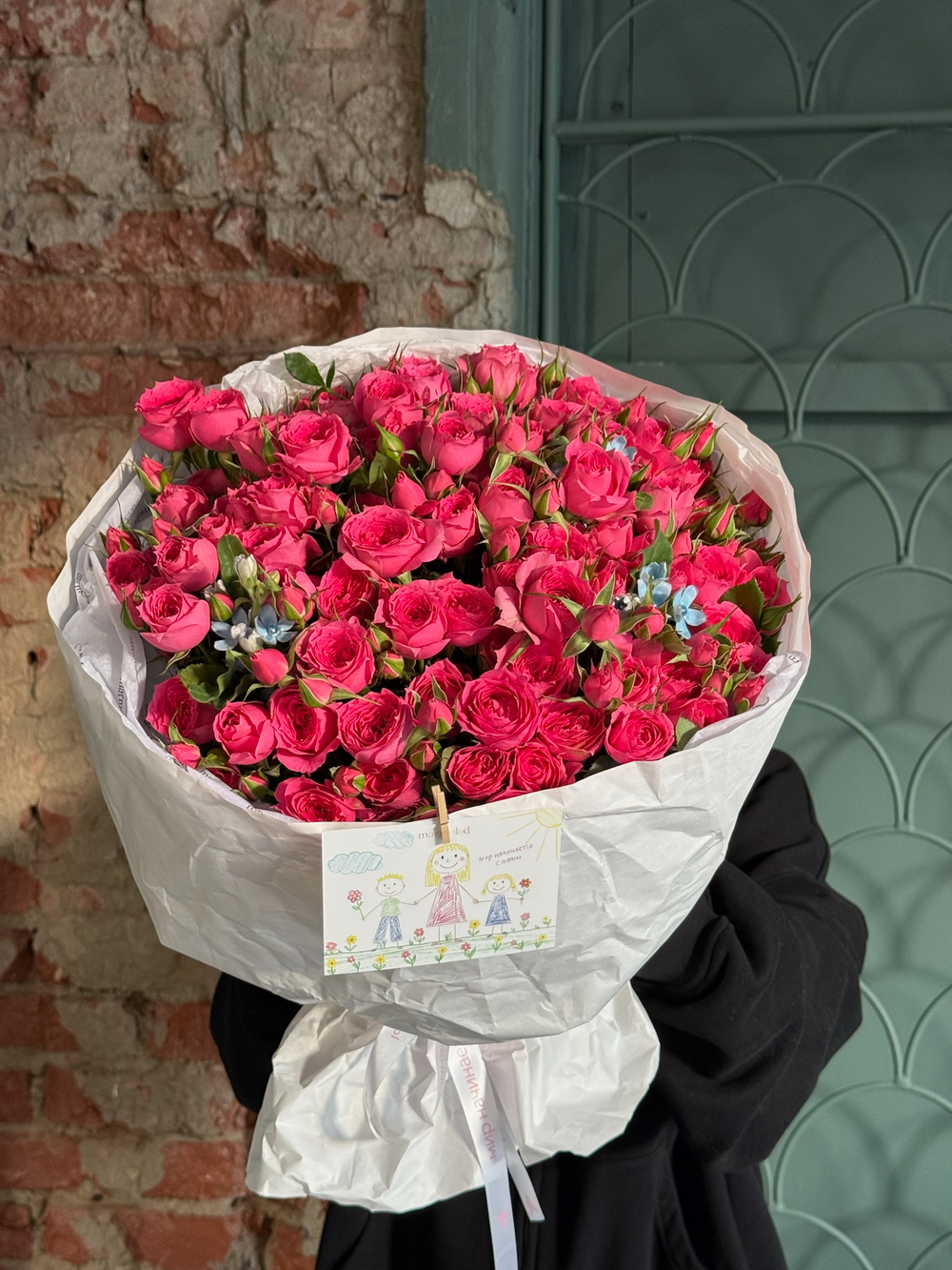 Букет из яркой кустовой пионовидной розы и оксипеталума