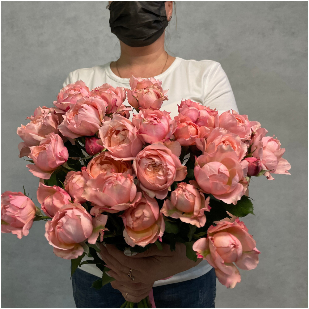 Букет из 7 розовых пионовидных роз сорта джульета кустовая 50см (россия) с атласной лентой.