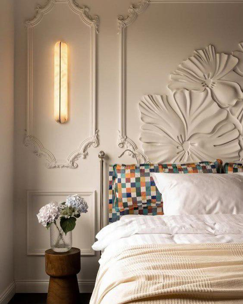 Настенное бра в современном минималистичном стиле.