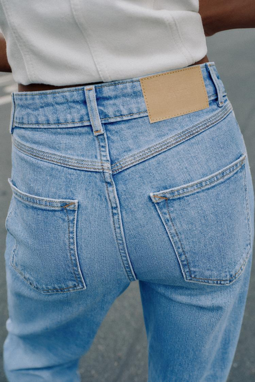 ZARA ДЖИНСЫ Z1975 MOM FIT С ВЫСОКОЙ ПОСАДКОЙ, ВЫЦВЕТШИЙ СИНИЙ