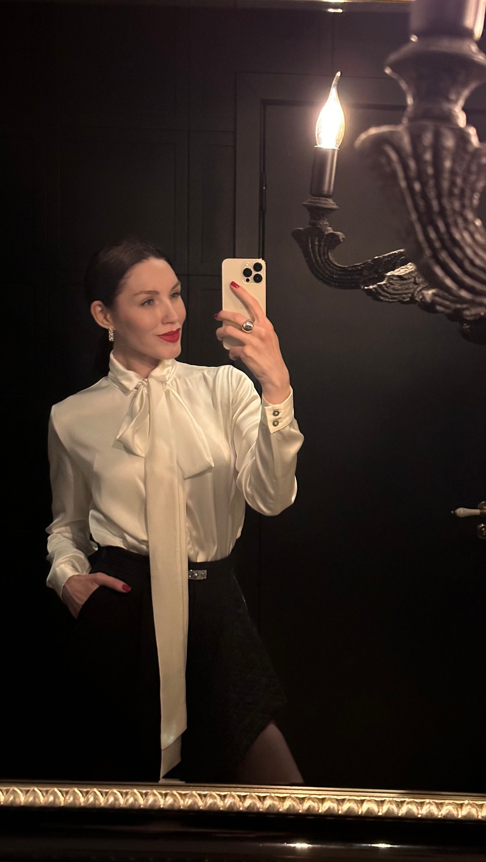 Блуза из обнимающего шелка в жемчужном