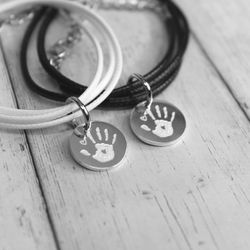 Парные кожаные браслеты-шнуры с монеткой с гравировкой на заказ