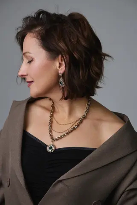 Колье из витой и тонких цепочек с круглым кулоном с синими и светлыми кристаллами