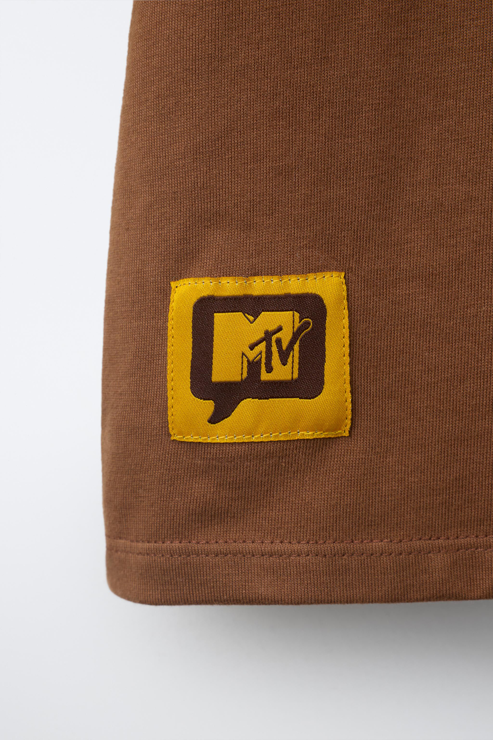 ZARA ФУТБОЛКА С ПРИНТОМ MTV®, СВЕТЛО-КОРИЧНЕВЫЙ