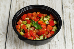 Салат из свежих овощей с заправкой на выбор 300гр.