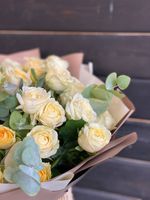 Букет из кустовой розы нежный