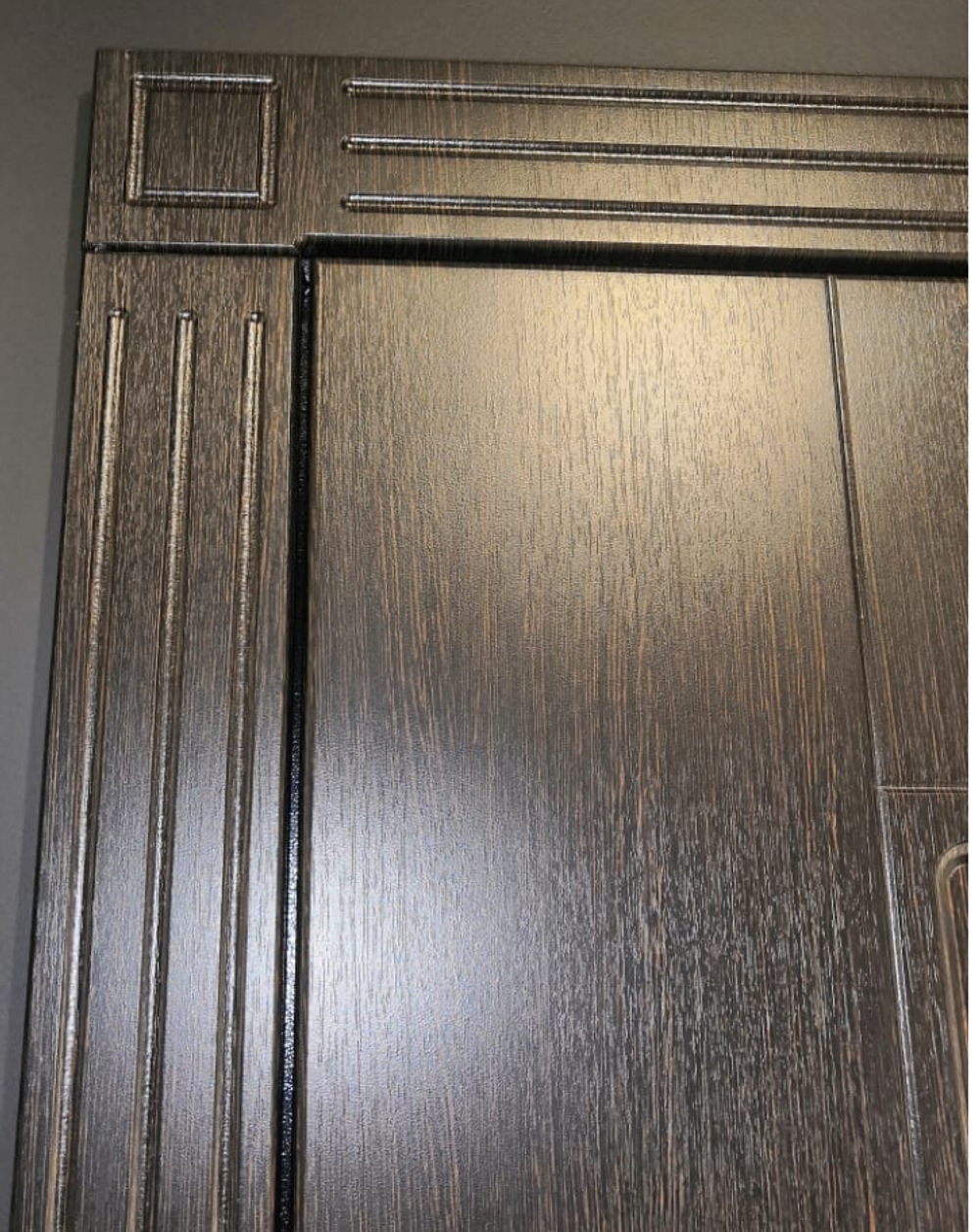 Дверь входная Лабиринт Мегаполис 01 - Беленый дуб, стекло черное металлическая