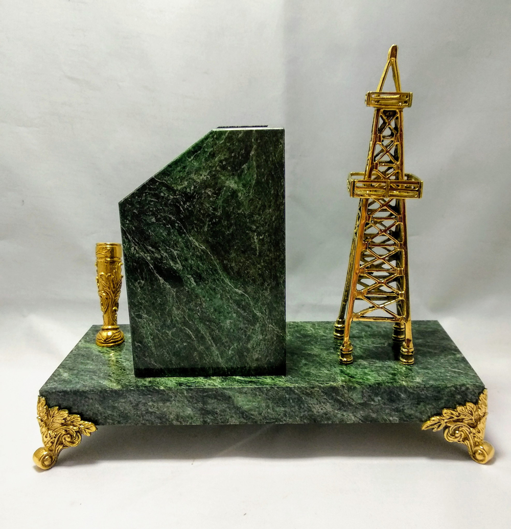 Сувенир "Нефтяная вышка с визитницей и местом под ручку"