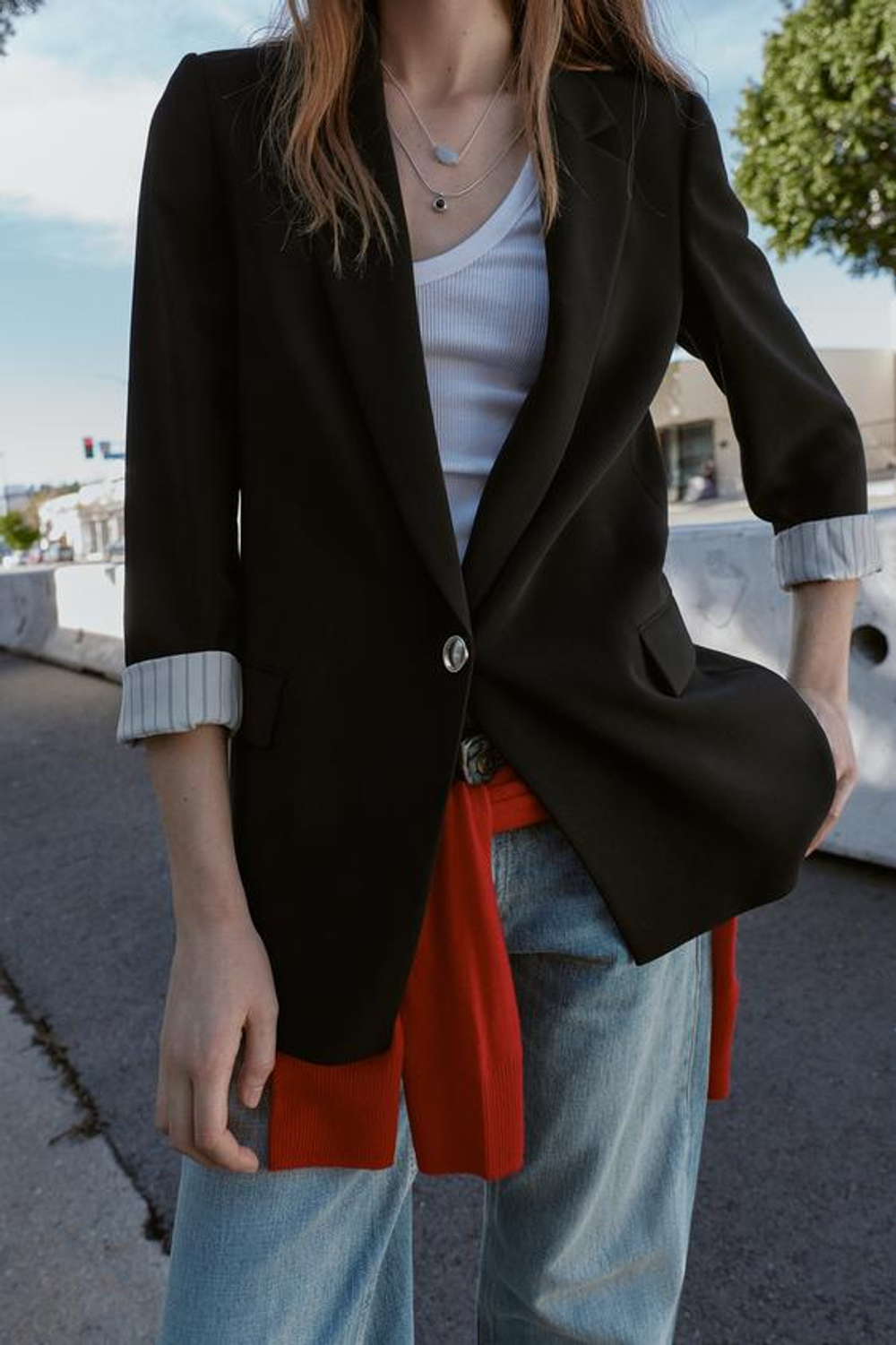 Блейзер с изогнутыми рукавами и узорчатыми манжетами - ZARA