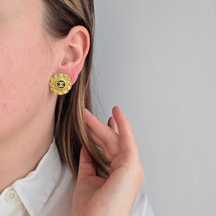 Клипсы Chanel с лого