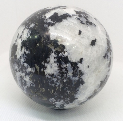 Сувенирный шар из лунного камня с турмалином