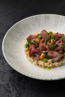 Салат Оливье с ростбифом