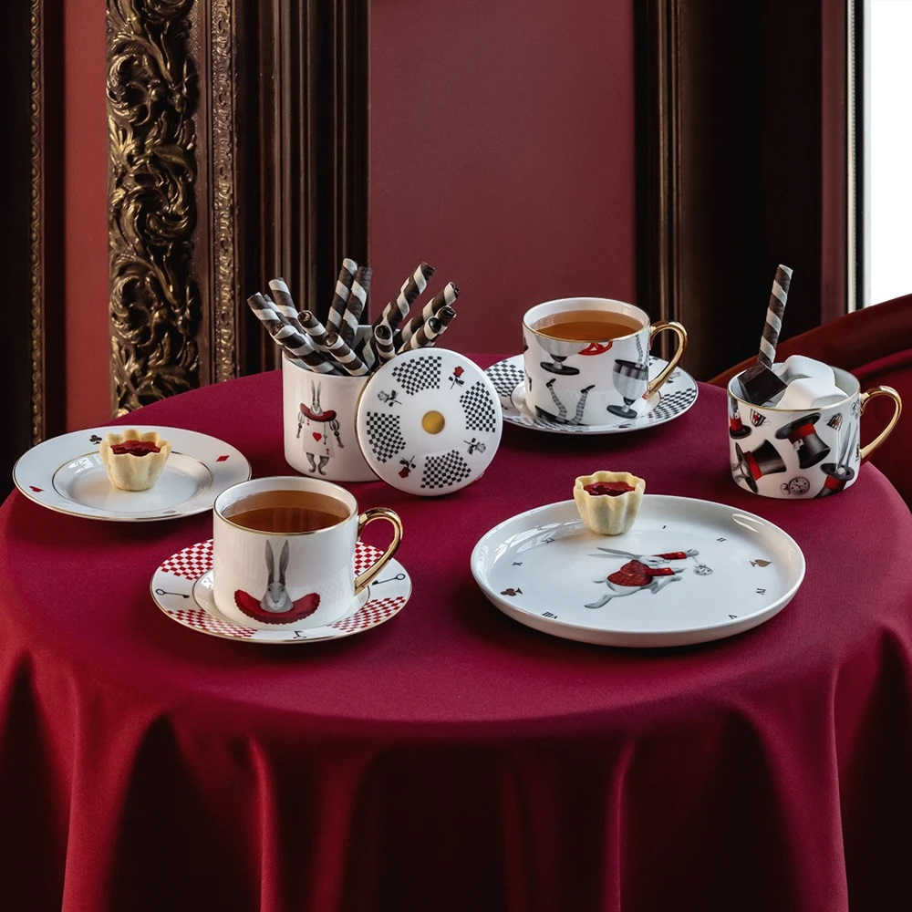 Блюдо десертное Farforite «Бегущий кролик / В стране чудес» 20 см без подарочной упаковки