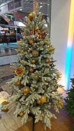 Заснеженная ель с гирляндой «Россо» теплый свет (Литая+пвх) 210 см / 2,1 м