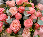 Композиция в коробке, кустовые розы премиум, эвкалипт,5шт.