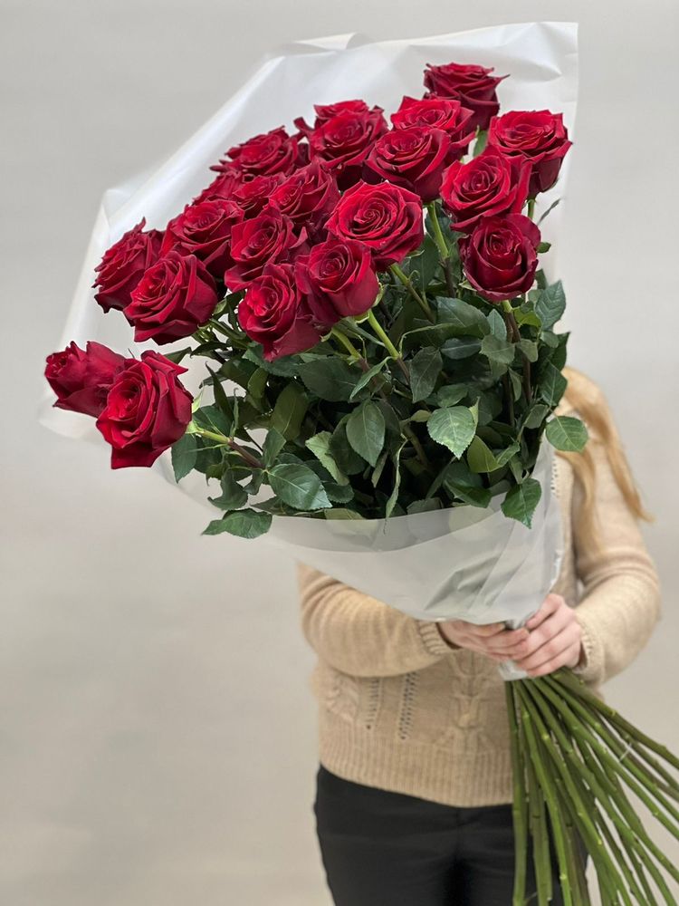 Букет 25 метровых роз красные в пленке
