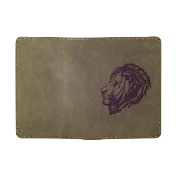 Обложка для паспорта Лев из зеленого нубука цвета в развернутом виде.