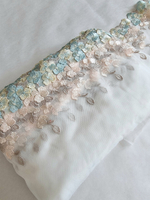 Вышивка на сетке нежные цветы на белом К200 левая