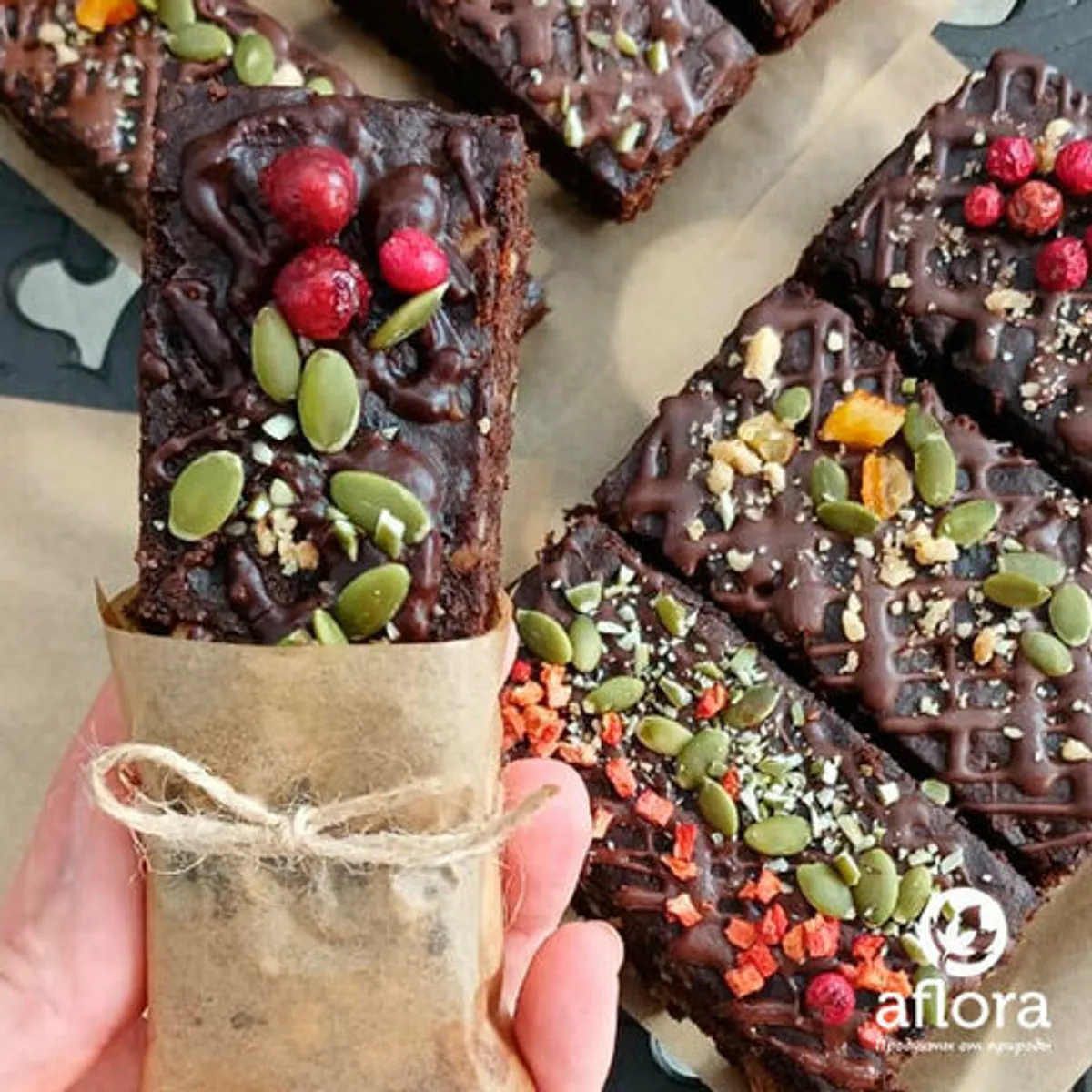 Фотография Кекс шоколадно-медовый с орехами и сухофруктами / 100 гр купить в магазине Афлора