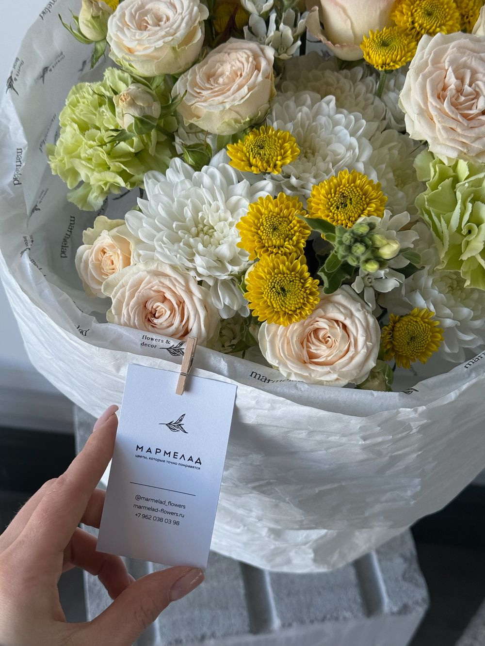 Букет из кустовых пионовидных роз, хризантемы, диантусов и оксипеталума