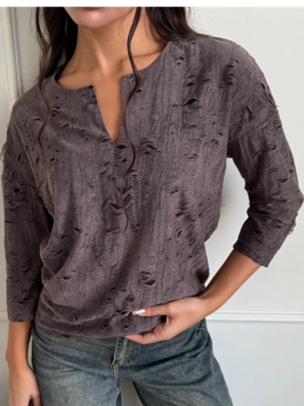 Фиолетовая женская блузка из фактурного трикотажа с рукавом 3/4