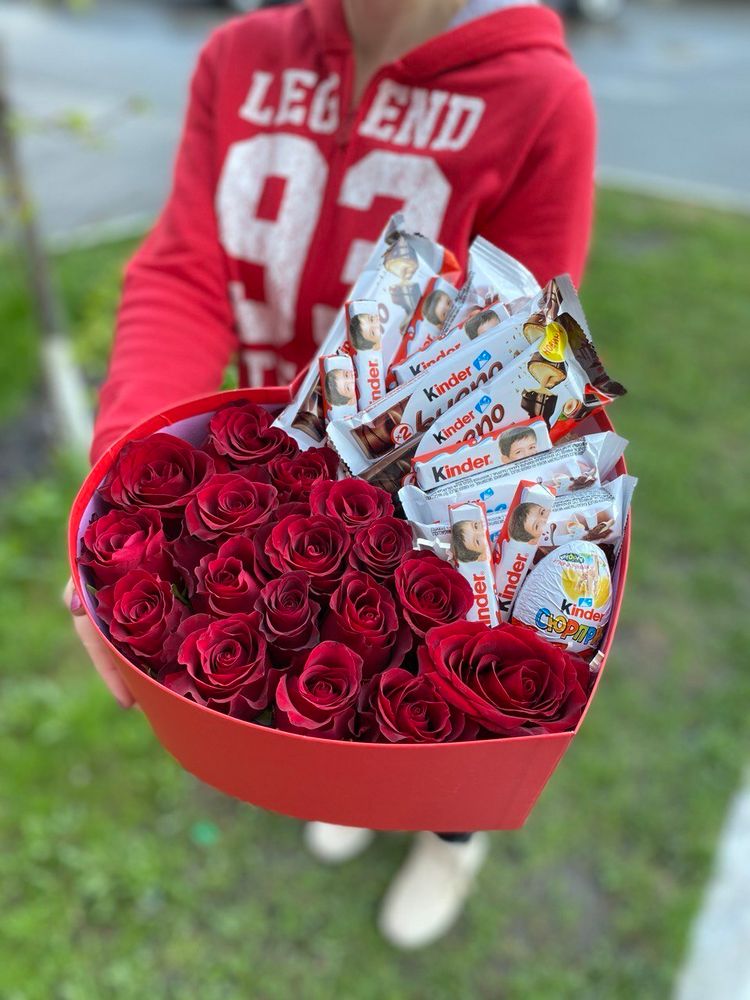 Подарочный набор Сердце с розами и киндерами №1