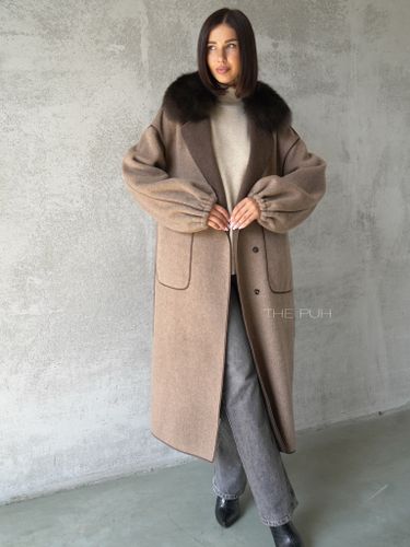 Коричневое двустороннее пальто на поясе с меховым воротником