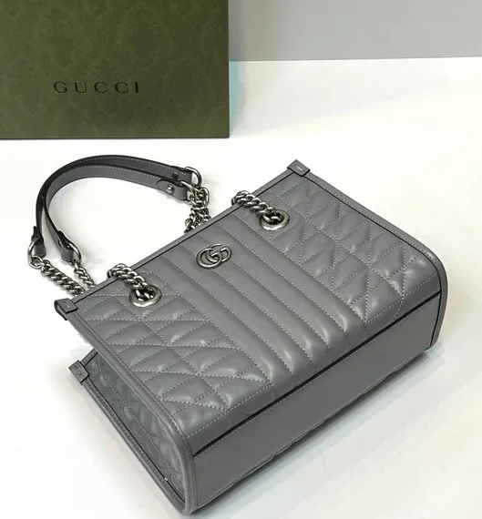 Маленькая сумка-тоут Gucci GG Marmont серый