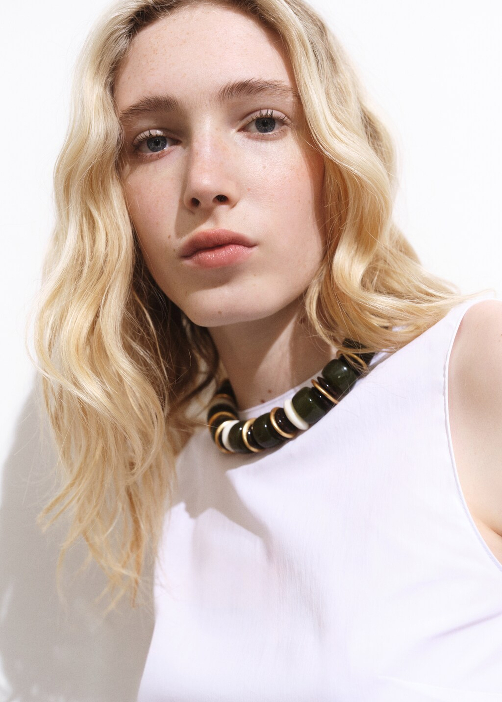 Укороченный топ с бантом на спине