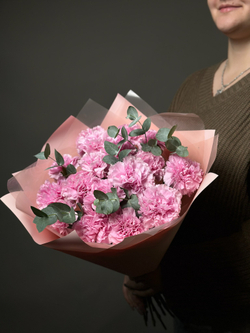 Букет гвоздик с эвкалиптом