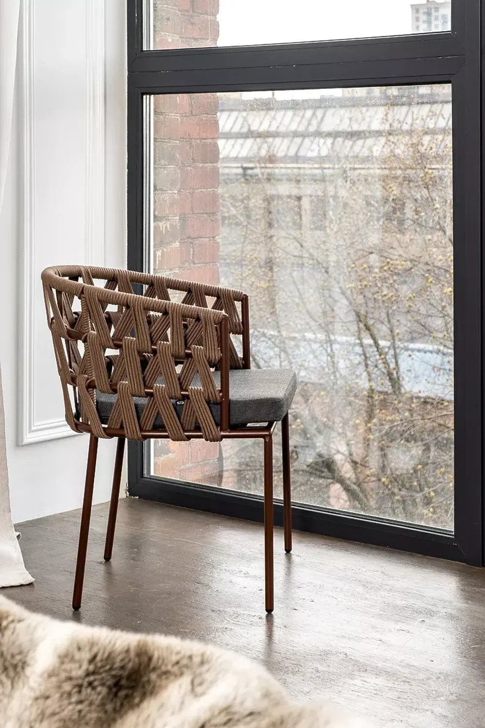 "Диего" стул плетеный из роупа, каркас из стали коричневый (RAL8016) муар, роуп коричневый круглый, ткань серая