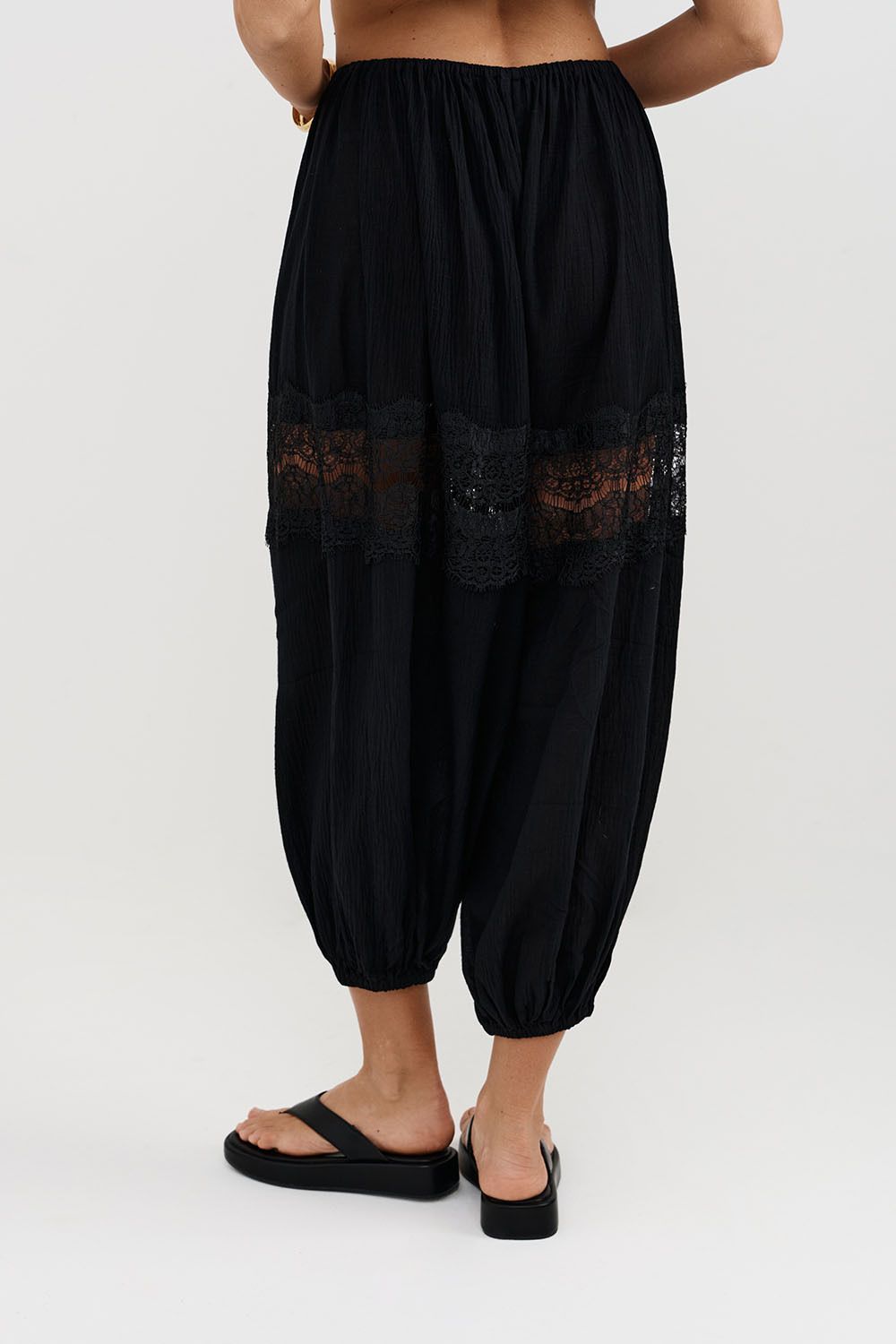 Брюки алладины из жатого хлопка черного цвета с кружевом