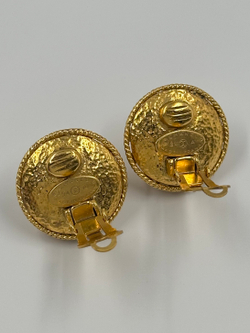 «Жемчужные» клипсы Chanel